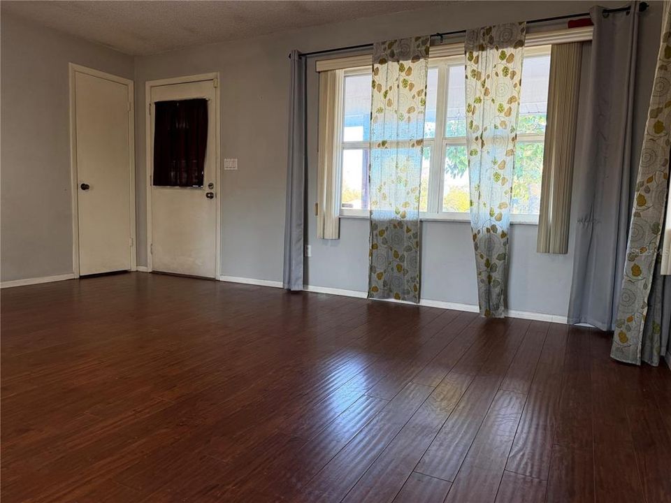 For Sale: $220,000 (3 beds, 1 baths, 1208 Square Feet)