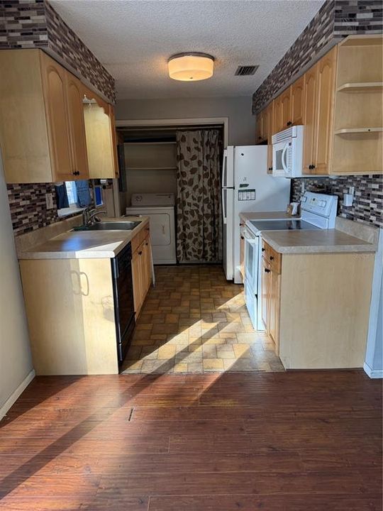 For Sale: $220,000 (3 beds, 1 baths, 1208 Square Feet)