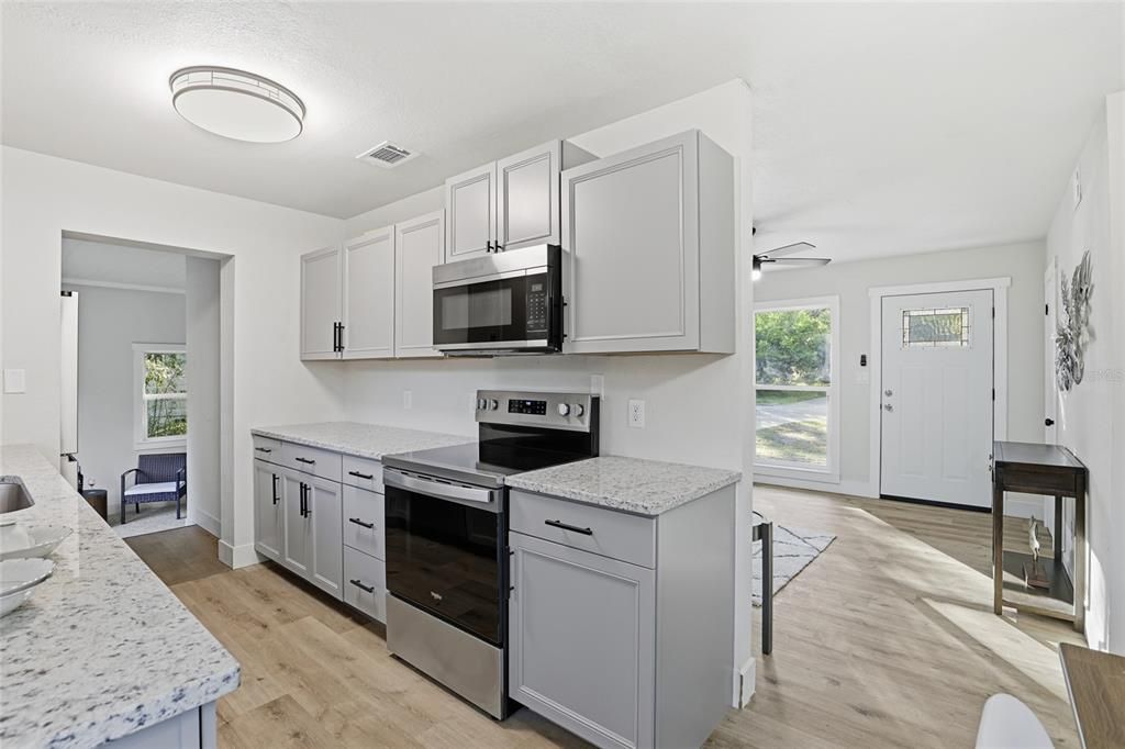 合同活跃: $314,900 (3 贝兹, 2 浴室, 1382 平方英尺)