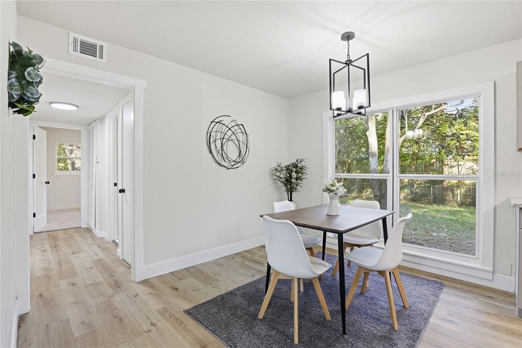 合同活跃: $314,900 (3 贝兹, 2 浴室, 1382 平方英尺)