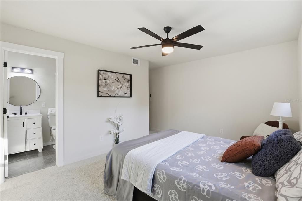 合同活跃: $314,900 (3 贝兹, 2 浴室, 1382 平方英尺)