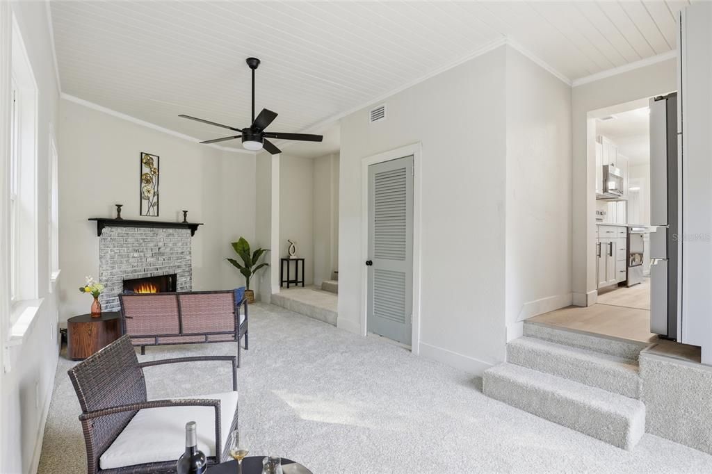 合同活跃: $314,900 (3 贝兹, 2 浴室, 1382 平方英尺)