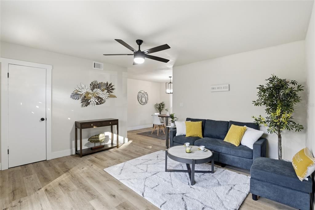 合同活跃: $314,900 (3 贝兹, 2 浴室, 1382 平方英尺)