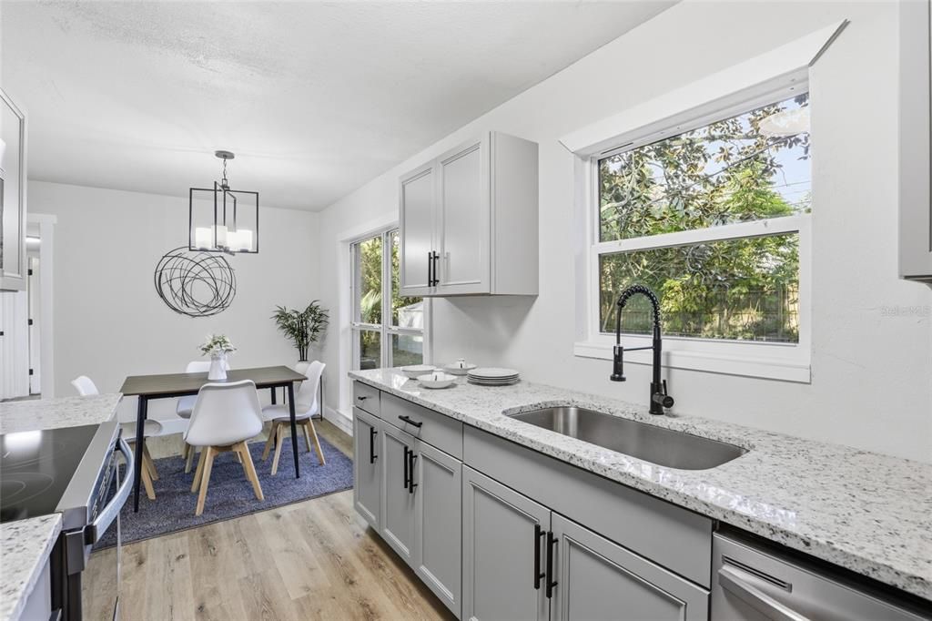 合同活跃: $314,900 (3 贝兹, 2 浴室, 1382 平方英尺)