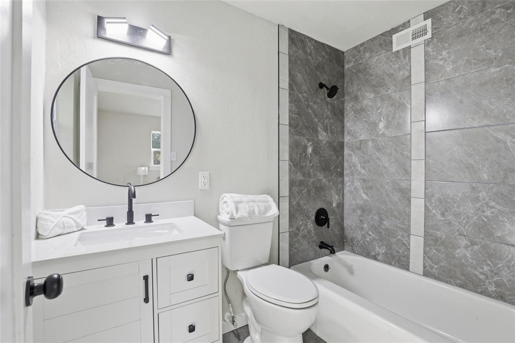 合同活跃: $314,900 (3 贝兹, 2 浴室, 1382 平方英尺)