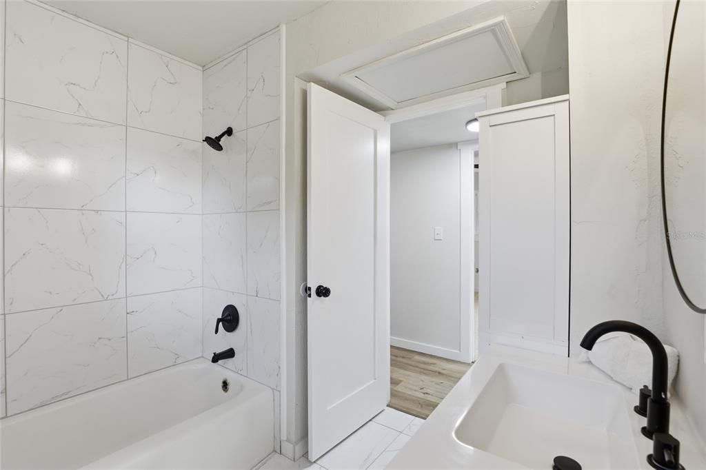 合同活跃: $314,900 (3 贝兹, 2 浴室, 1382 平方英尺)