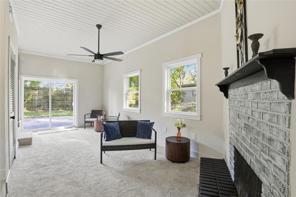 合同活跃: $314,900 (3 贝兹, 2 浴室, 1382 平方英尺)