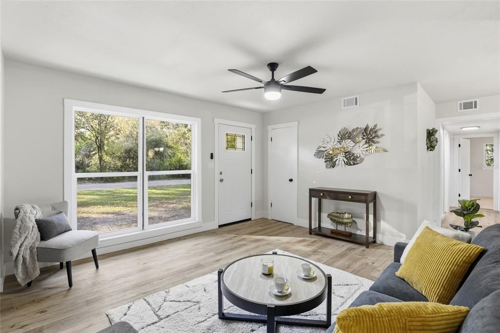 合同活跃: $314,900 (3 贝兹, 2 浴室, 1382 平方英尺)