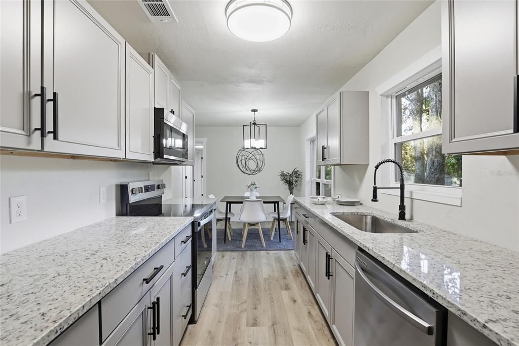 合同活跃: $314,900 (3 贝兹, 2 浴室, 1382 平方英尺)