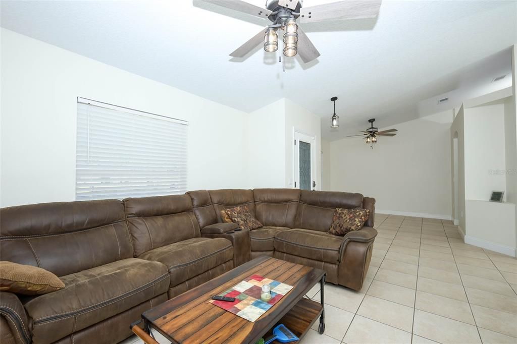 En Venta: $439,000 (3 camas, 2 baños, 1640 Pies cuadrados)