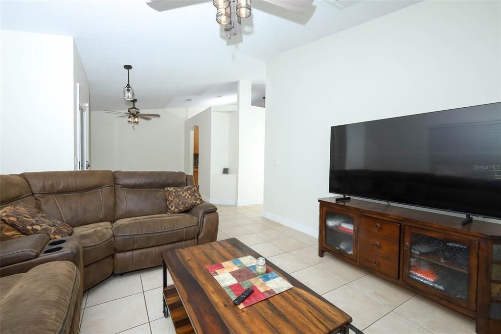 En Venta: $439,000 (3 camas, 2 baños, 1640 Pies cuadrados)