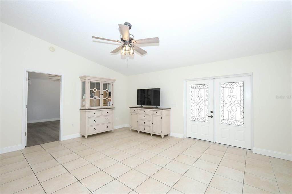 En Venta: $439,000 (3 camas, 2 baños, 1640 Pies cuadrados)