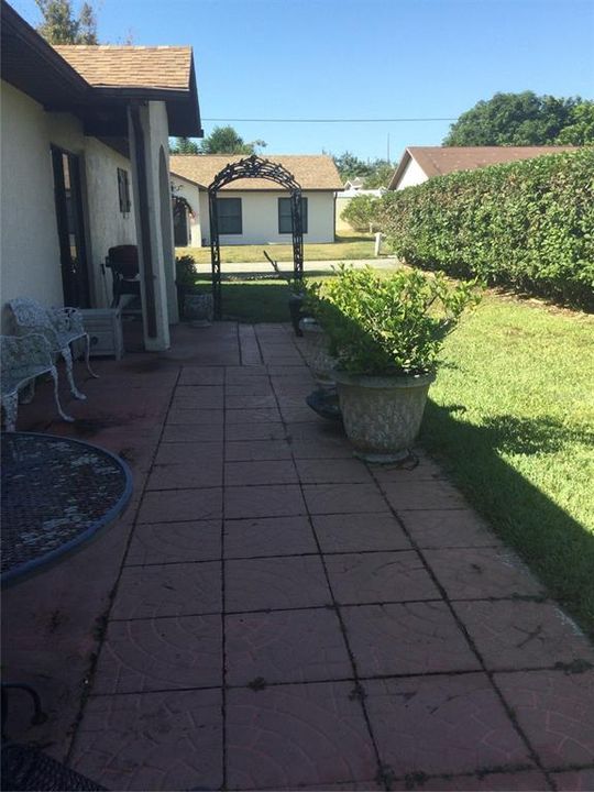 For Sale: $229,000 (2 beds, 2 baths, 851 Square Feet)