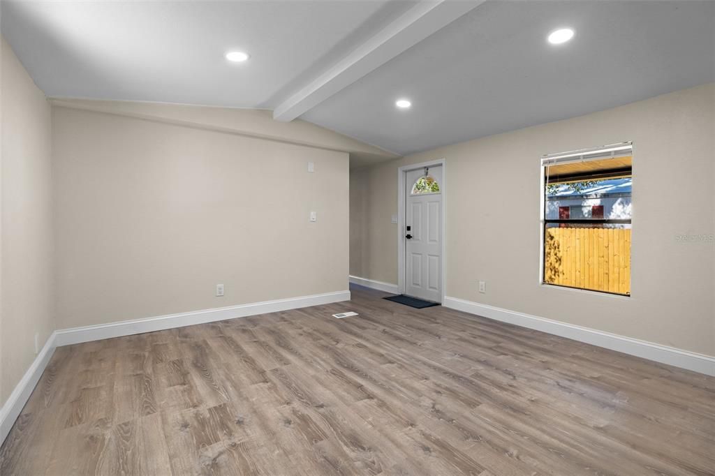 Под контрактом: $150,000 (2 спален, 2 ванн, 812 Квадратных фут)