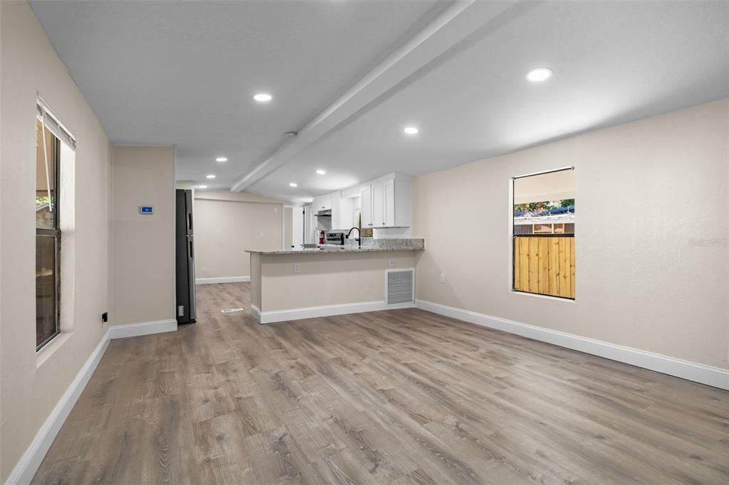 Под контрактом: $150,000 (2 спален, 2 ванн, 812 Квадратных фут)