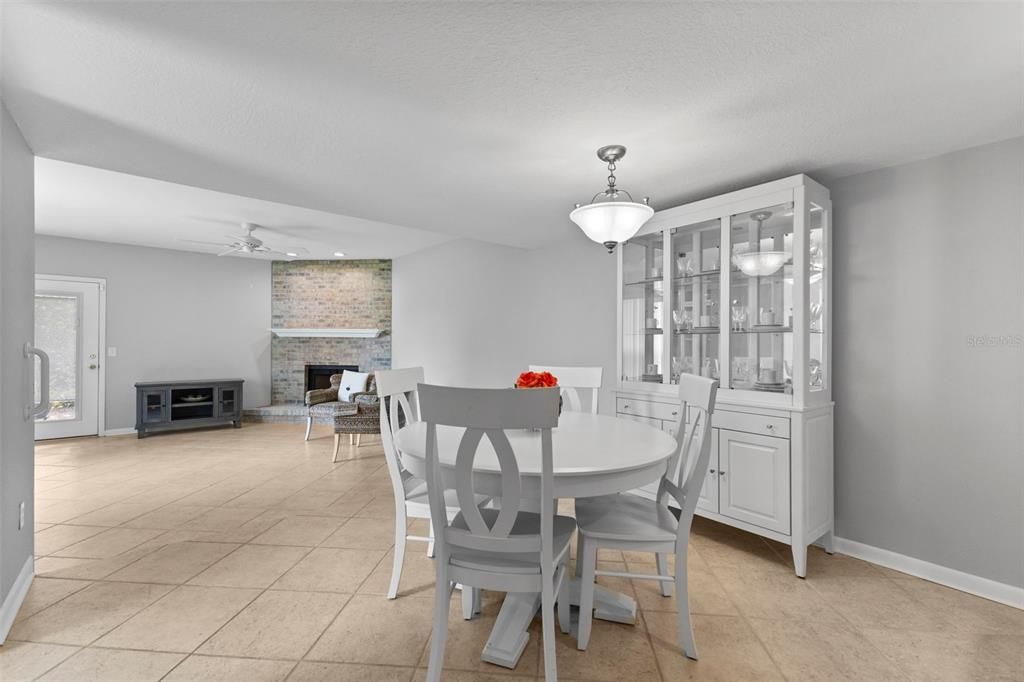 合同活跃: $3,700 (3 贝兹, 3 浴室, 2032 平方英尺)