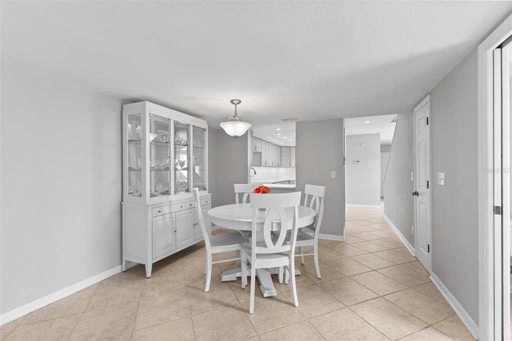 合同活跃: $3,700 (3 贝兹, 3 浴室, 2032 平方英尺)