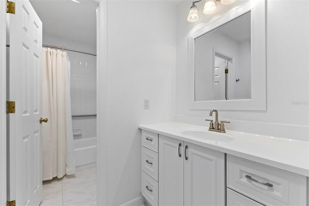 合同活跃: $3,700 (3 贝兹, 3 浴室, 2032 平方英尺)