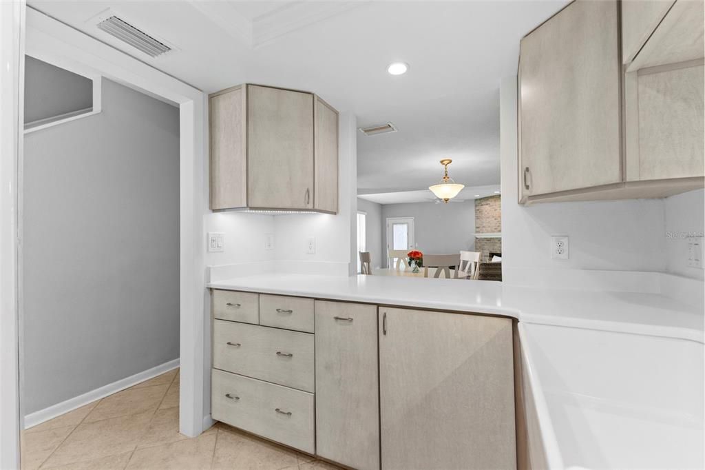 合同活跃: $3,700 (3 贝兹, 3 浴室, 2032 平方英尺)