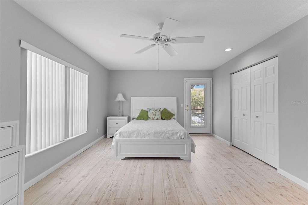 合同活跃: $3,700 (3 贝兹, 3 浴室, 2032 平方英尺)