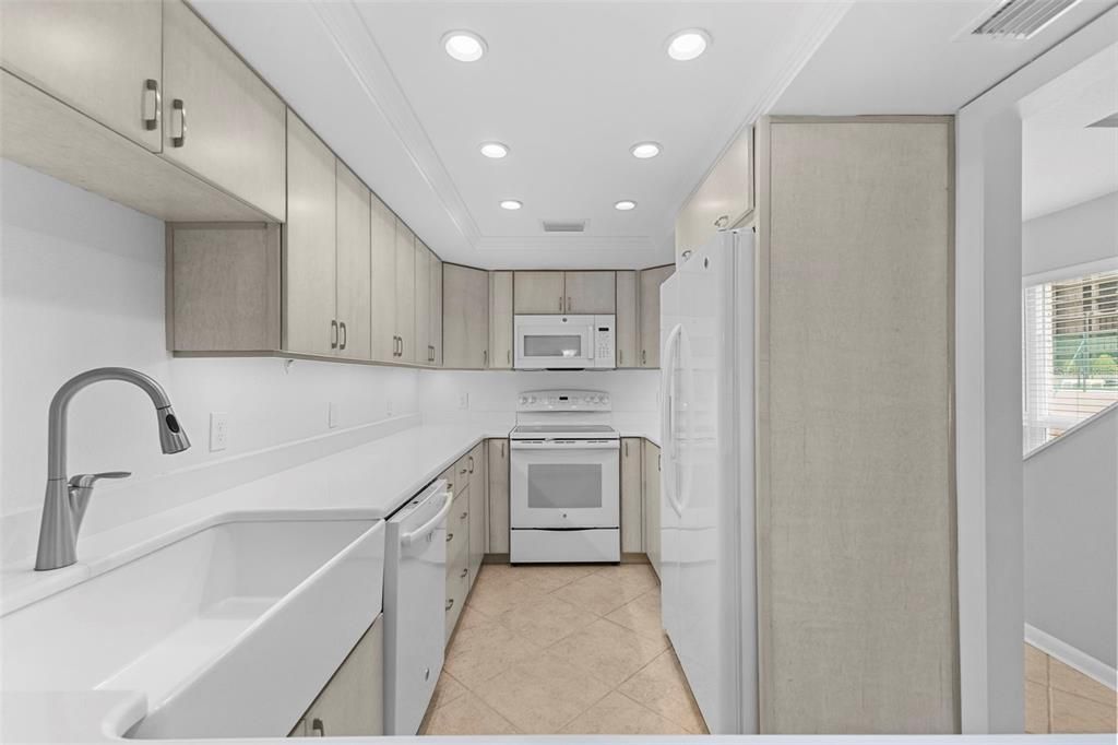 合同活跃: $3,700 (3 贝兹, 3 浴室, 2032 平方英尺)