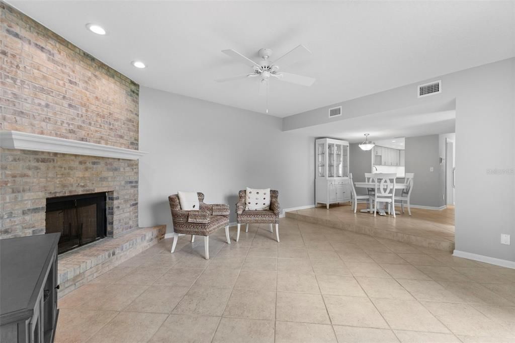 合同活跃: $3,700 (3 贝兹, 3 浴室, 2032 平方英尺)