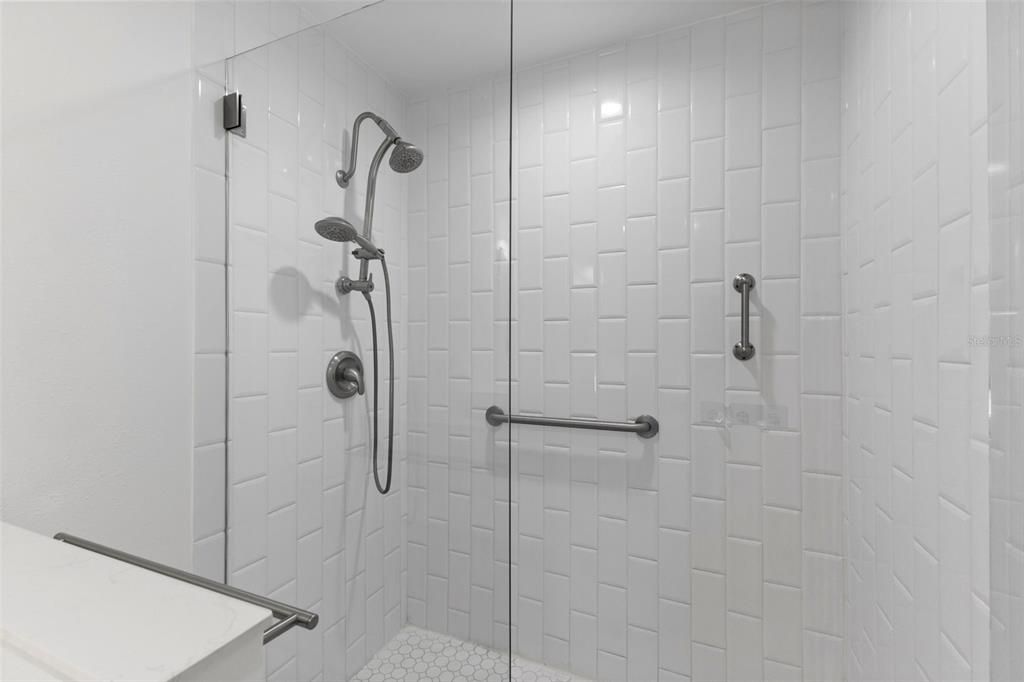 合同活跃: $3,700 (3 贝兹, 3 浴室, 2032 平方英尺)