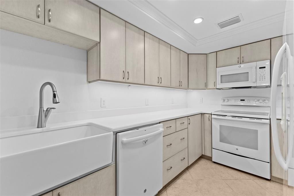 合同活跃: $3,700 (3 贝兹, 3 浴室, 2032 平方英尺)