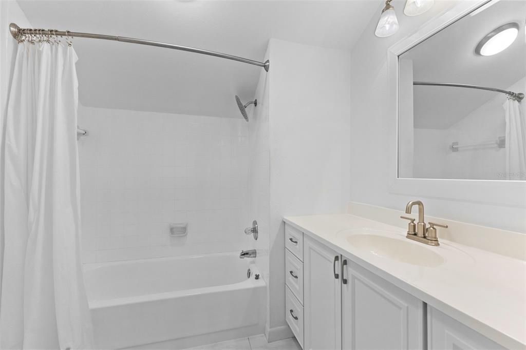 合同活跃: $3,700 (3 贝兹, 3 浴室, 2032 平方英尺)