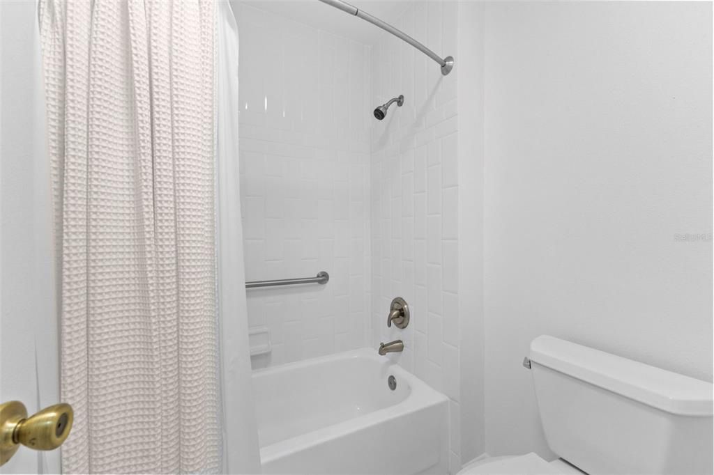 合同活跃: $3,700 (3 贝兹, 3 浴室, 2032 平方英尺)