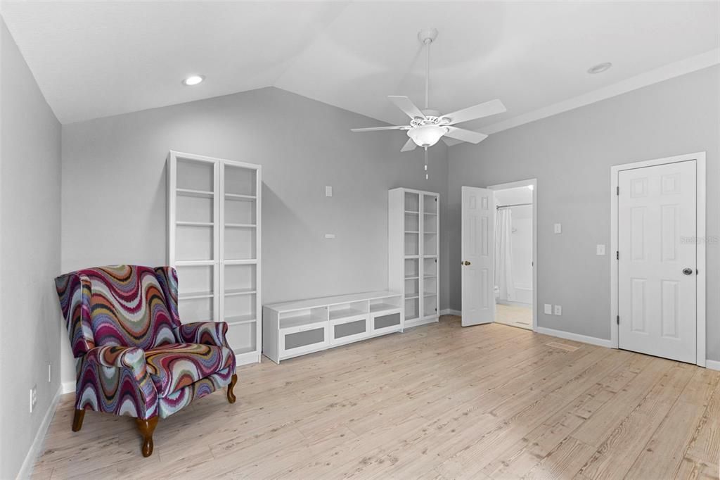 合同活跃: $3,700 (3 贝兹, 3 浴室, 2032 平方英尺)