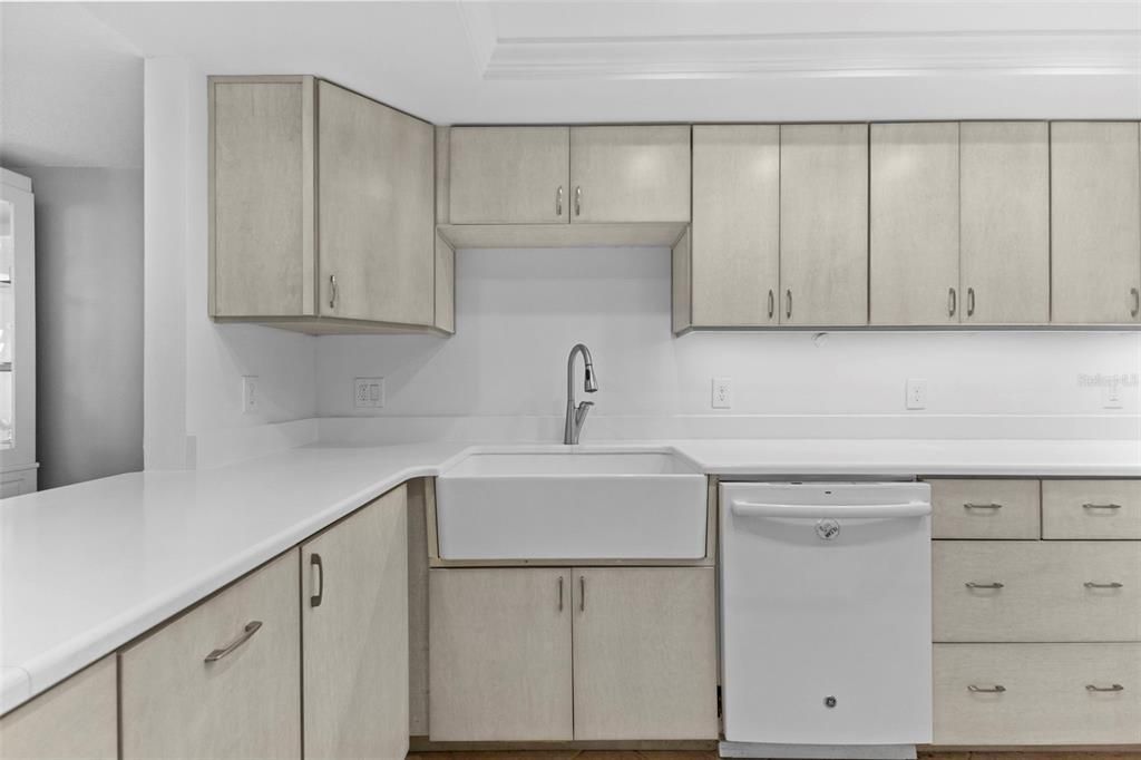 合同活跃: $3,700 (3 贝兹, 3 浴室, 2032 平方英尺)