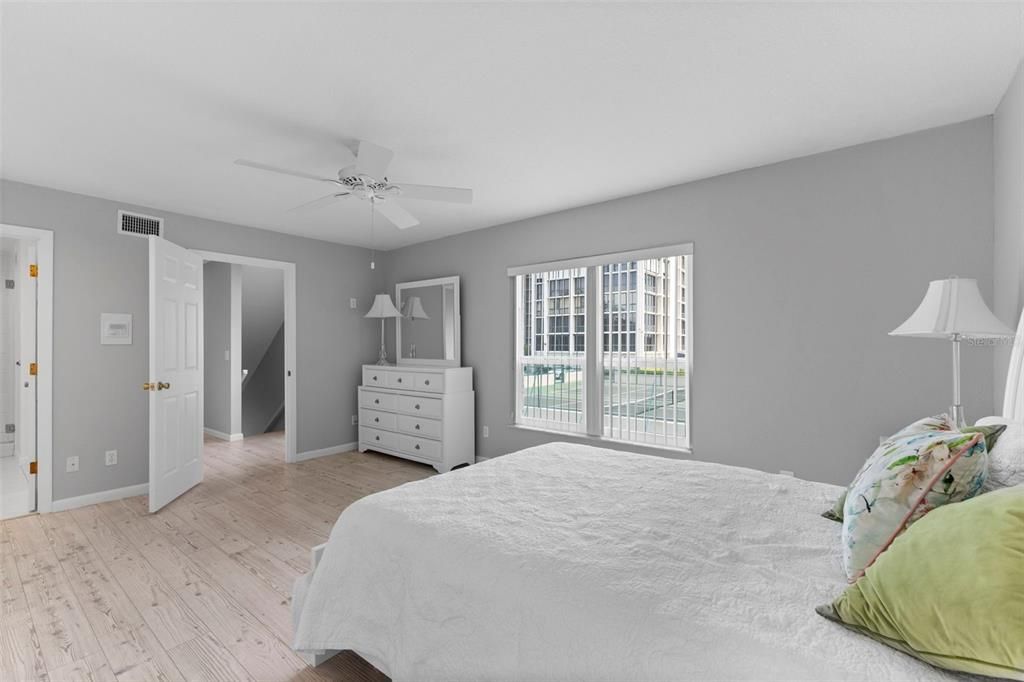 合同活跃: $3,700 (3 贝兹, 3 浴室, 2032 平方英尺)