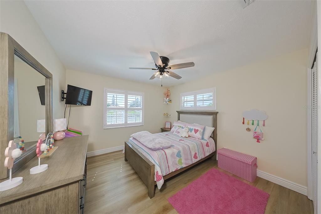 En Venta: $980,000 (4 camas, 2 baños, 1930 Pies cuadrados)