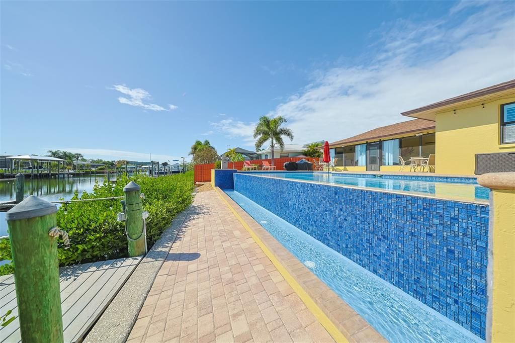 En Venta: $980,000 (4 camas, 2 baños, 1930 Pies cuadrados)