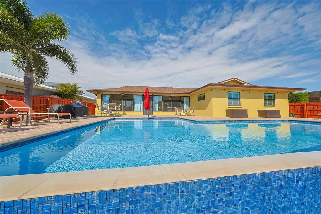 En Venta: $980,000 (4 camas, 2 baños, 1930 Pies cuadrados)