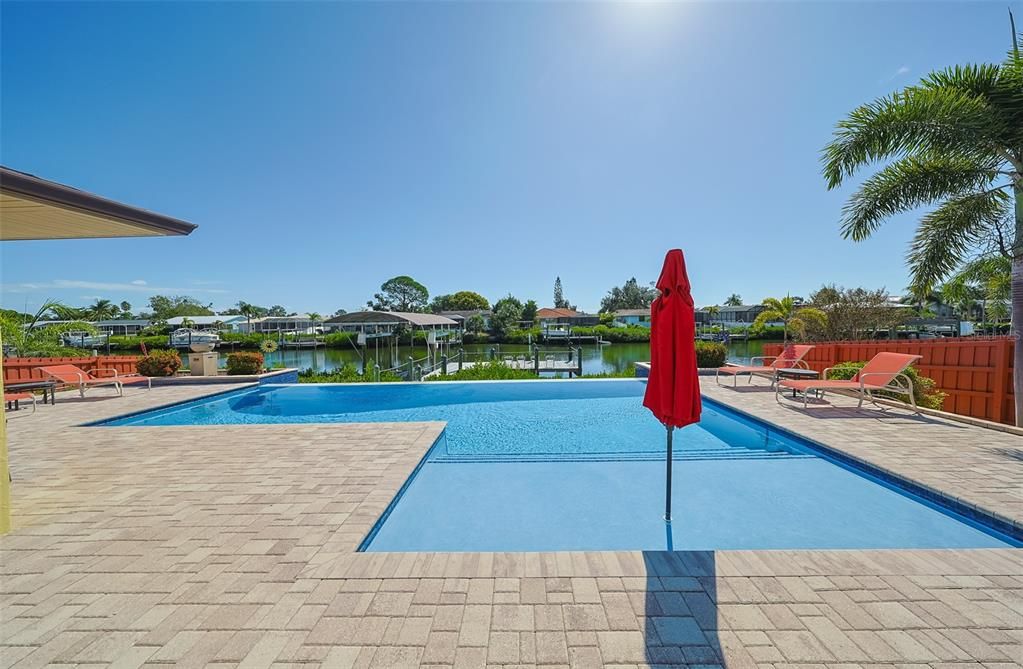 En Venta: $980,000 (4 camas, 2 baños, 1930 Pies cuadrados)