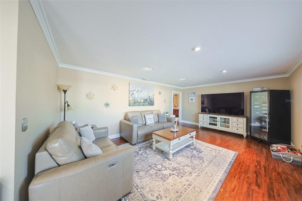 En Venta: $980,000 (4 camas, 2 baños, 1930 Pies cuadrados)