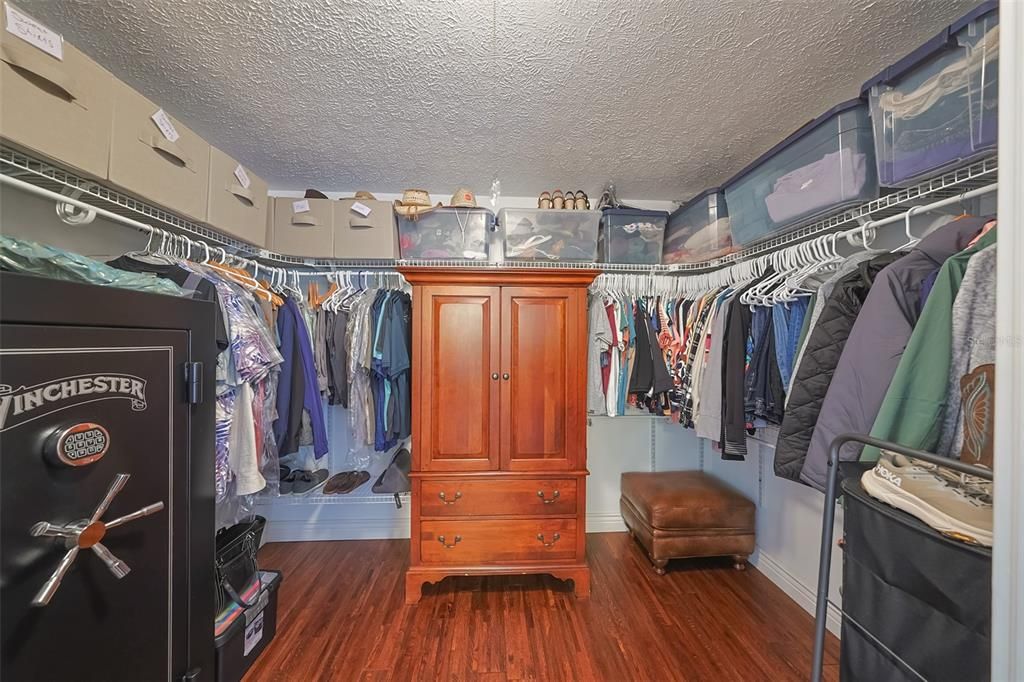 En Venta: $980,000 (4 camas, 2 baños, 1930 Pies cuadrados)