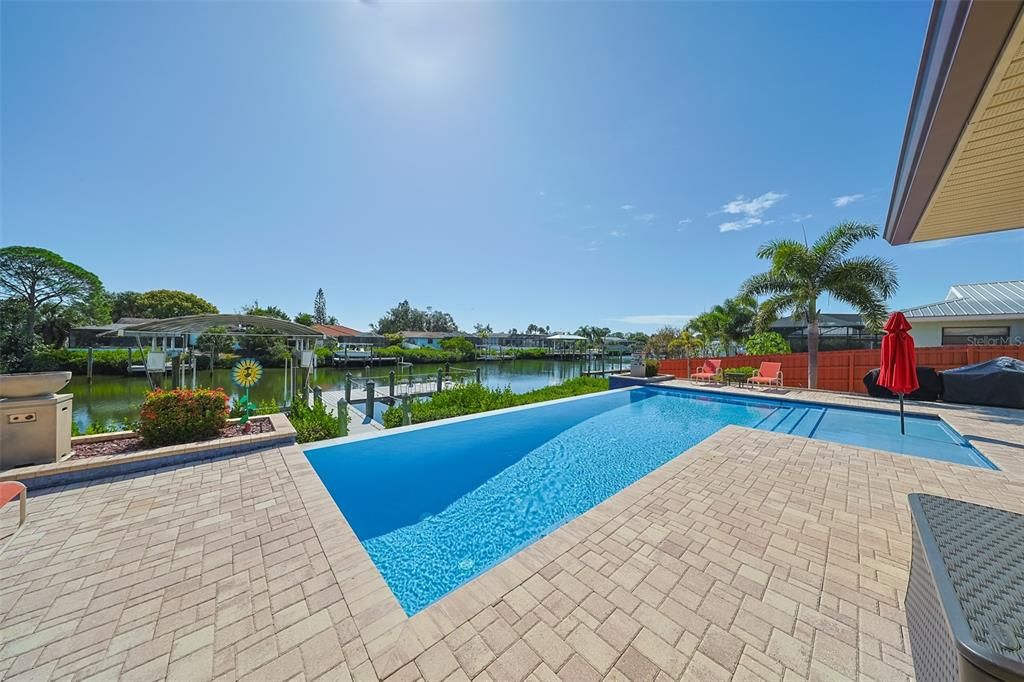 En Venta: $980,000 (4 camas, 2 baños, 1930 Pies cuadrados)