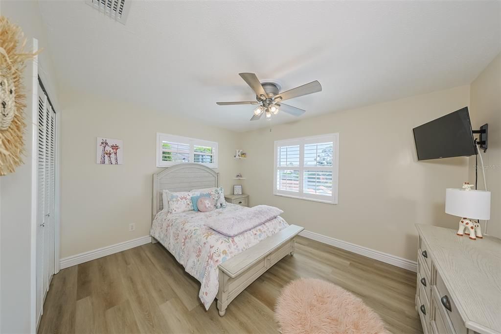 En Venta: $980,000 (4 camas, 2 baños, 1930 Pies cuadrados)