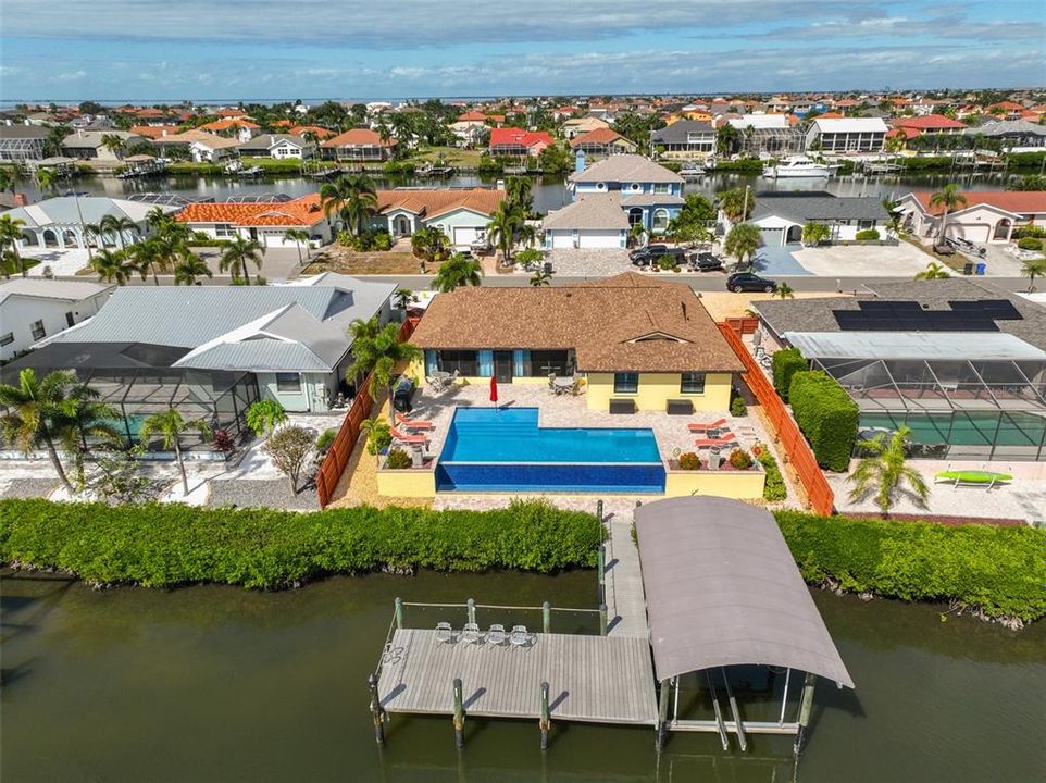 En Venta: $980,000 (4 camas, 2 baños, 1930 Pies cuadrados)