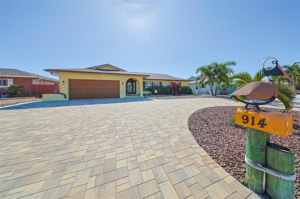 En Venta: $980,000 (4 camas, 2 baños, 1930 Pies cuadrados)