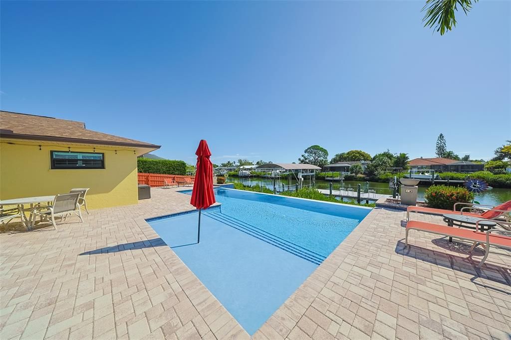 En Venta: $980,000 (4 camas, 2 baños, 1930 Pies cuadrados)