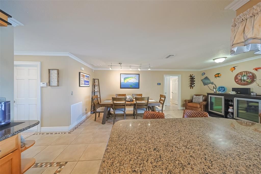 En Venta: $980,000 (4 camas, 2 baños, 1930 Pies cuadrados)