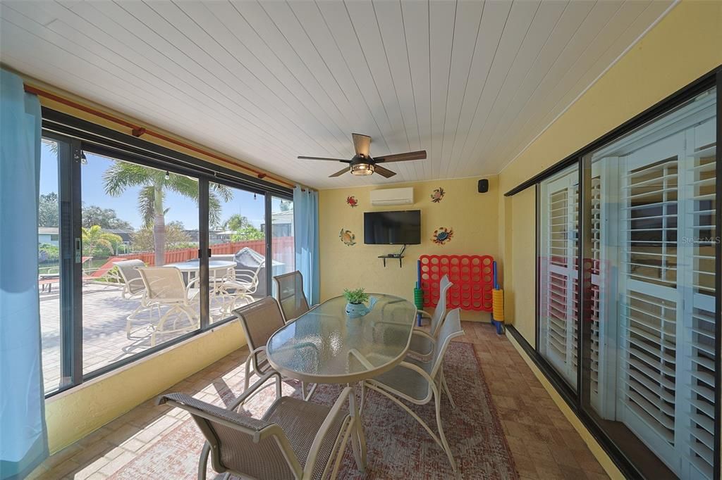 En Venta: $980,000 (4 camas, 2 baños, 1930 Pies cuadrados)