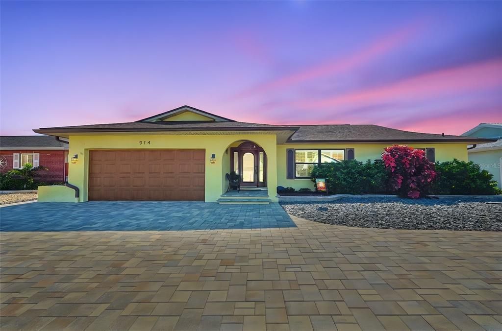 En Venta: $980,000 (4 camas, 2 baños, 1930 Pies cuadrados)