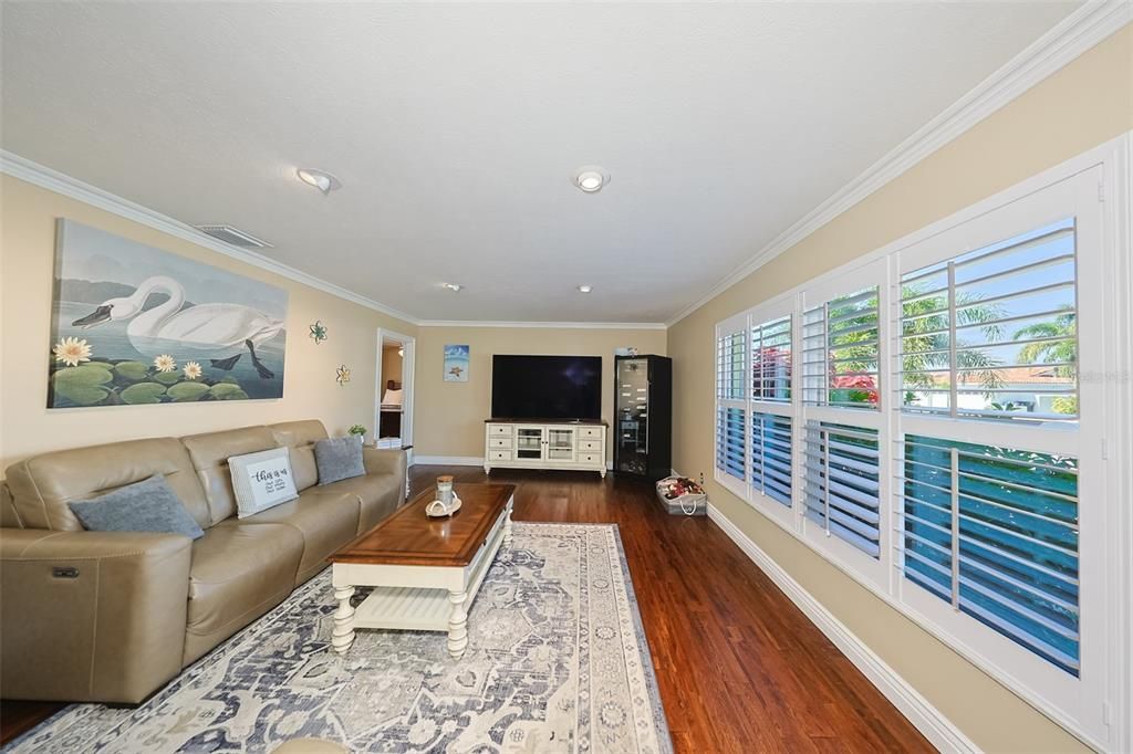 En Venta: $980,000 (4 camas, 2 baños, 1930 Pies cuadrados)