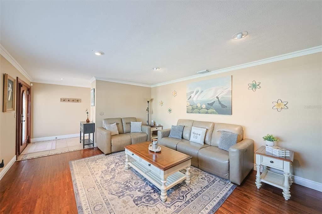 En Venta: $980,000 (4 camas, 2 baños, 1930 Pies cuadrados)