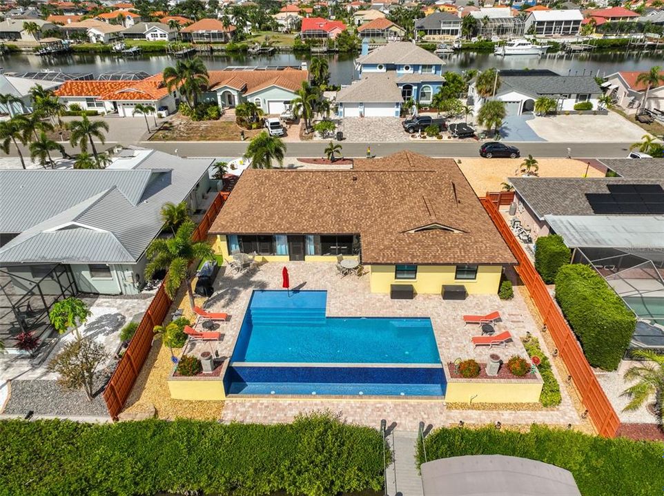 En Venta: $980,000 (4 camas, 2 baños, 1930 Pies cuadrados)